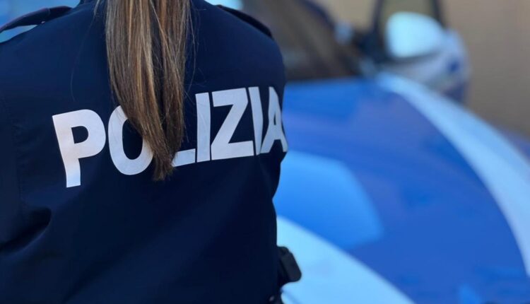 Roma, simulava incidenti per estorcere denaro: arrestato il “re” della truffa dello specchietto dalla Polizia di Stato