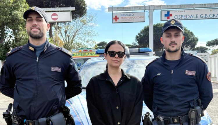 Roma, poliziotti salvano uomo sul Grande Raccordo Anulare: intervento eroico di due agenti delle Volanti