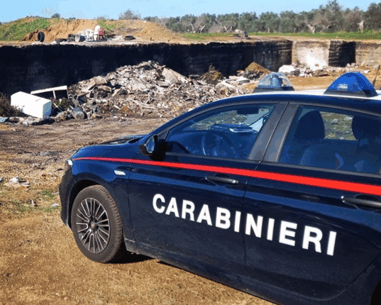 Galatone: furgone sovraccarico rivela una discarica abusiva nascosta.