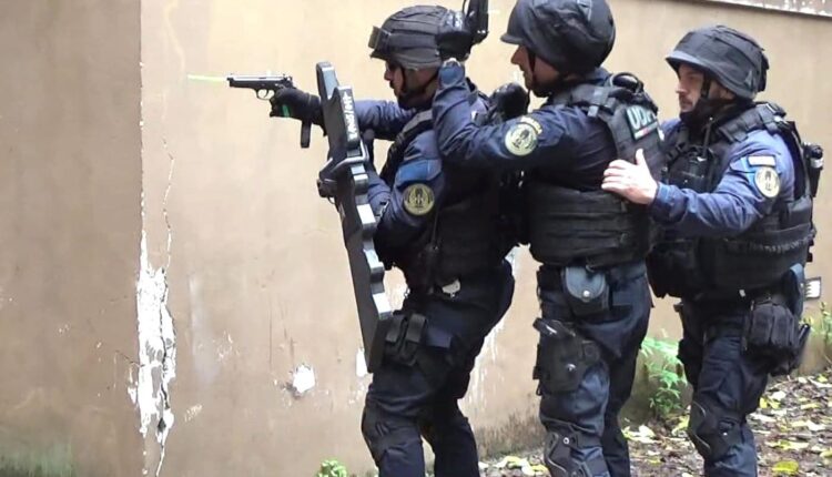 Polizia di Stato di Cosenza: esercitazione operativa del negoziatore