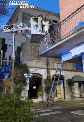 Ostiglia, incendio in abitazione: Maresciallo dei Carabinieri salva un’anziana di 85 anni dalle fiamme