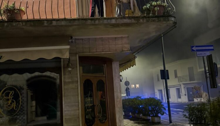 Ostiglia, incendio in abitazione: Maresciallo dei Carabinieri salva un’anziana di 85 anni dalle fiamme