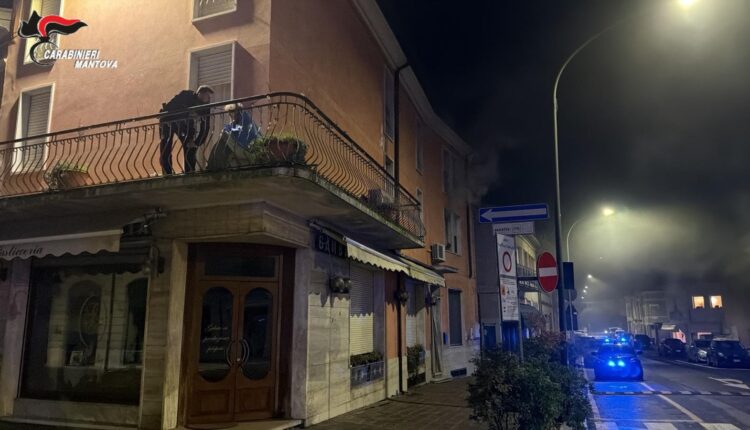 Ostiglia, incendio in abitazione: Maresciallo dei Carabinieri salva un’anziana di 85 anni dalle fiamme