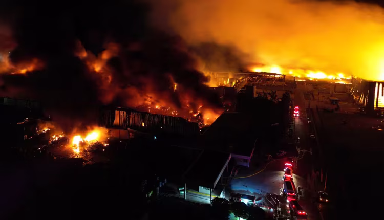 Argentina, esplosioni devastano la zona industriale di Ezeiza: almeno 20 feriti, fiamme in impianti chimici e di materie plastiche.