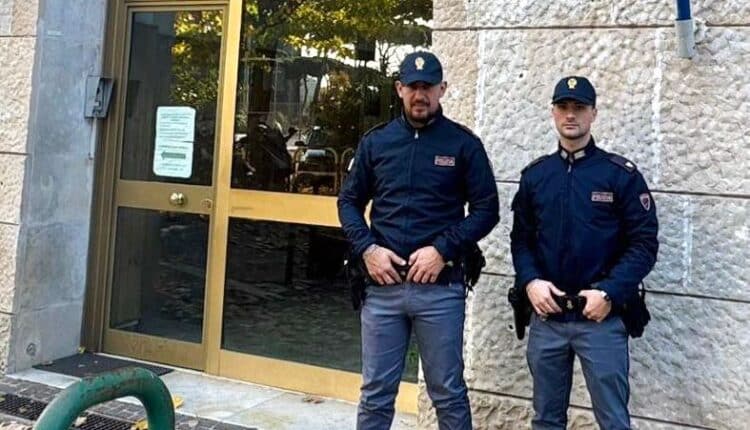 Roma, poliziotti salvano madre e figlia bloccate su un cornicione: intervento eroico nel quartiere Torrino