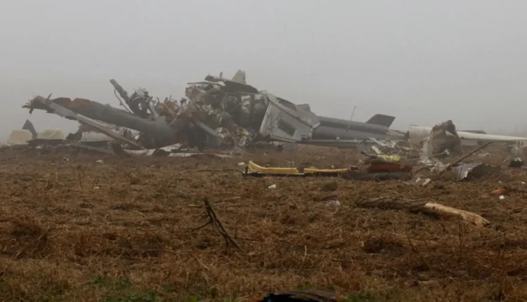 Elicottero precipita nel Mantovano, muore il pilota. L’elicottero avrebbe urtato un traliccio dell’Enel prima di schiantarsi al suolo.