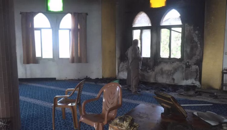 Incendio in una moschea in Cisgiordania, aperta un’indagine: tensione crescente nella regione.