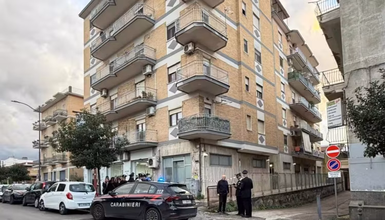 Nola, uccide la sorella a coltellate e mostra il corpo alla madre in videochiamata: arrestato 25enne.