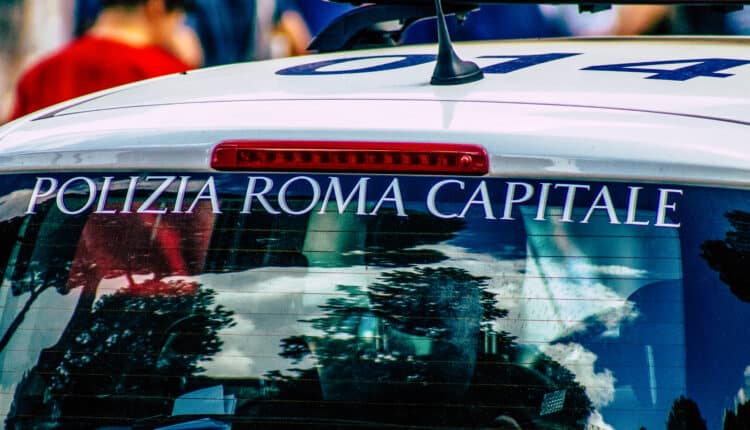 Roma, paura al Colosseo: 19enne ferito con un coltello. Arrestato il ragazzo responsabile dell’aggressione.