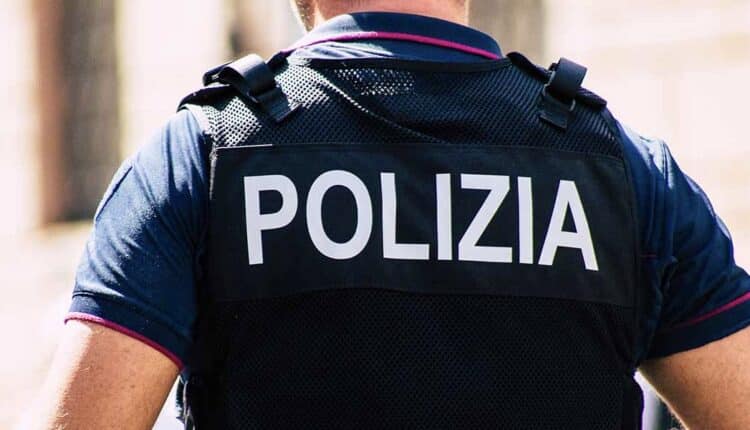 Prato, blitz violento contro un sit-in di lavoratori: due agenti della Digos feriti, tre cittadini cinesi fermati.