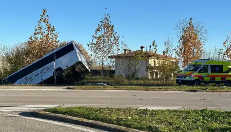 Schianto a Sesto al Reghena, vicino a Pordenone: bus con studenti finisce nel fossato dopo l’impatto, grave una donna.