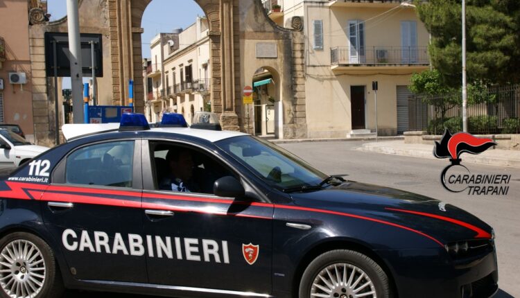 Evade dai domiciliari e minaccia il barista con una spranga: 32enne arrestato a Castelvetrano