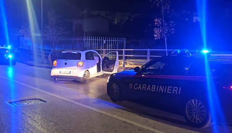 Massa di Somma: inseguito dai Carabinieri con un’auto rubata, si schianta contro il guardrail. La targa resta impressa sull’acciaio