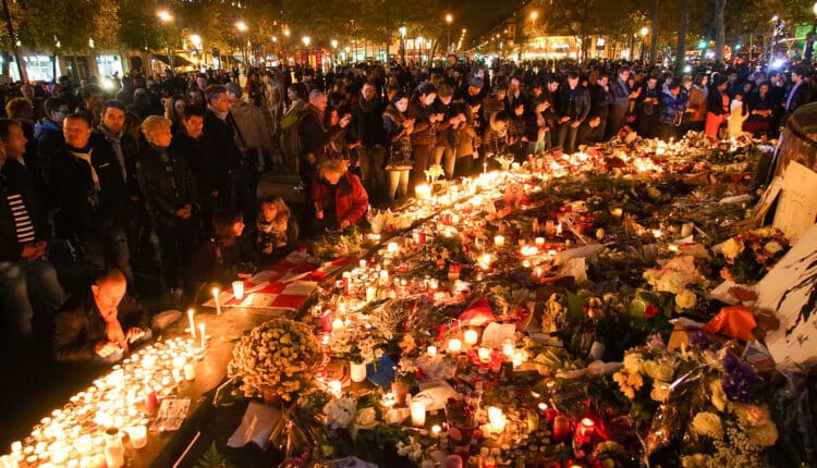Parigi, dieci anni dopo gli attentati del 13 novembre: la città si raccoglie nei luoghi della strage.