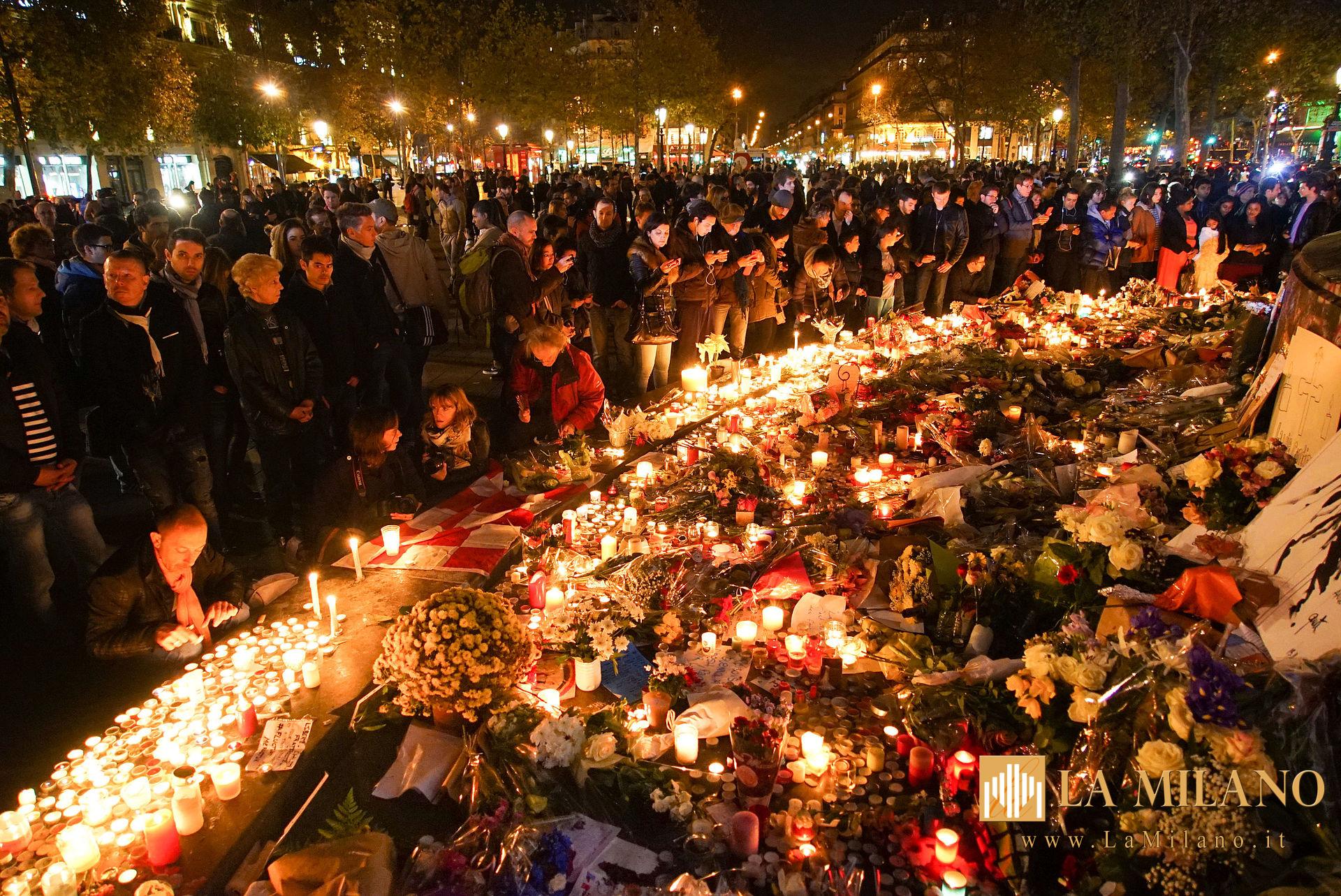 Parigi, dieci anni dopo gli attentati del 13 novembre: la città si raccoglie nei luoghi della strage.
