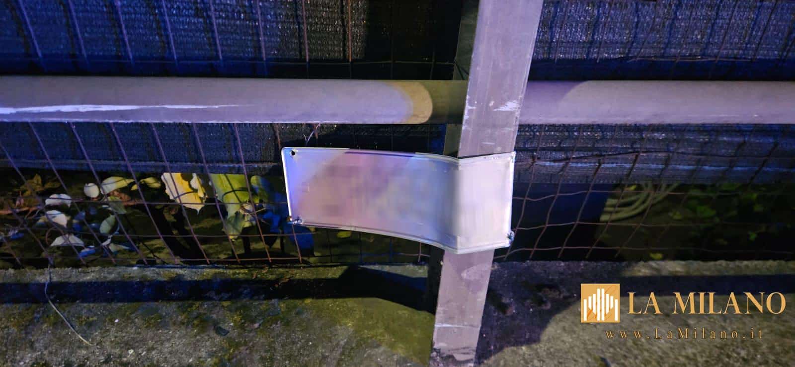 Massa di Somma: inseguito dai Carabinieri con un’auto rubata, si schianta contro il guardrail. La targa resta impressa sull’acciaio