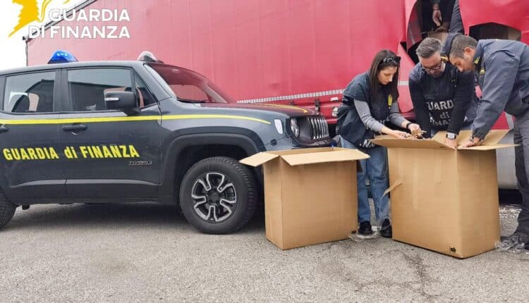 Pavia, sequestrate oltre 7 tonnellate di tabacco di contrabbando: tir scoperto in area industriale