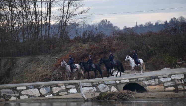 Biella, Carabinieri a cavallo contro lo spaccio nei boschi: scoperti bivacchi e flusso di clienti in calo