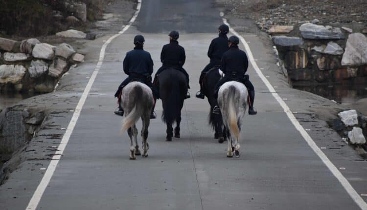 Biella, Carabinieri a cavallo contro lo spaccio nei boschi: scoperti bivacchi e flusso di clienti in calo