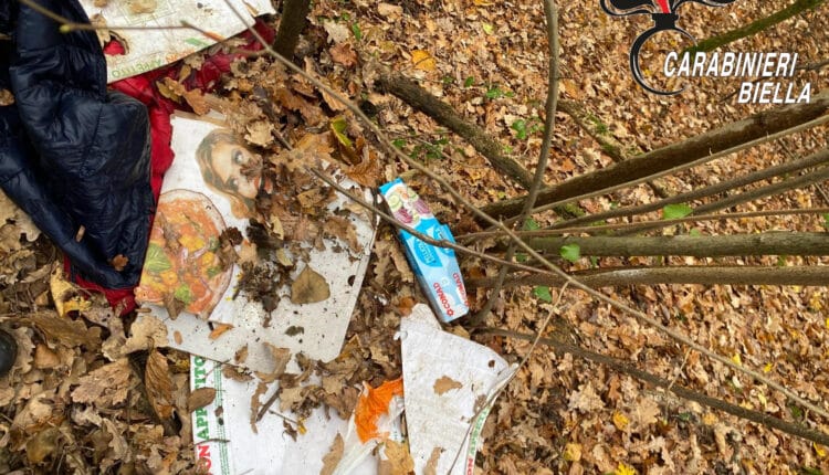 Biella, Carabinieri a cavallo contro lo spaccio nei boschi: scoperti bivacchi e flusso di clienti in calo