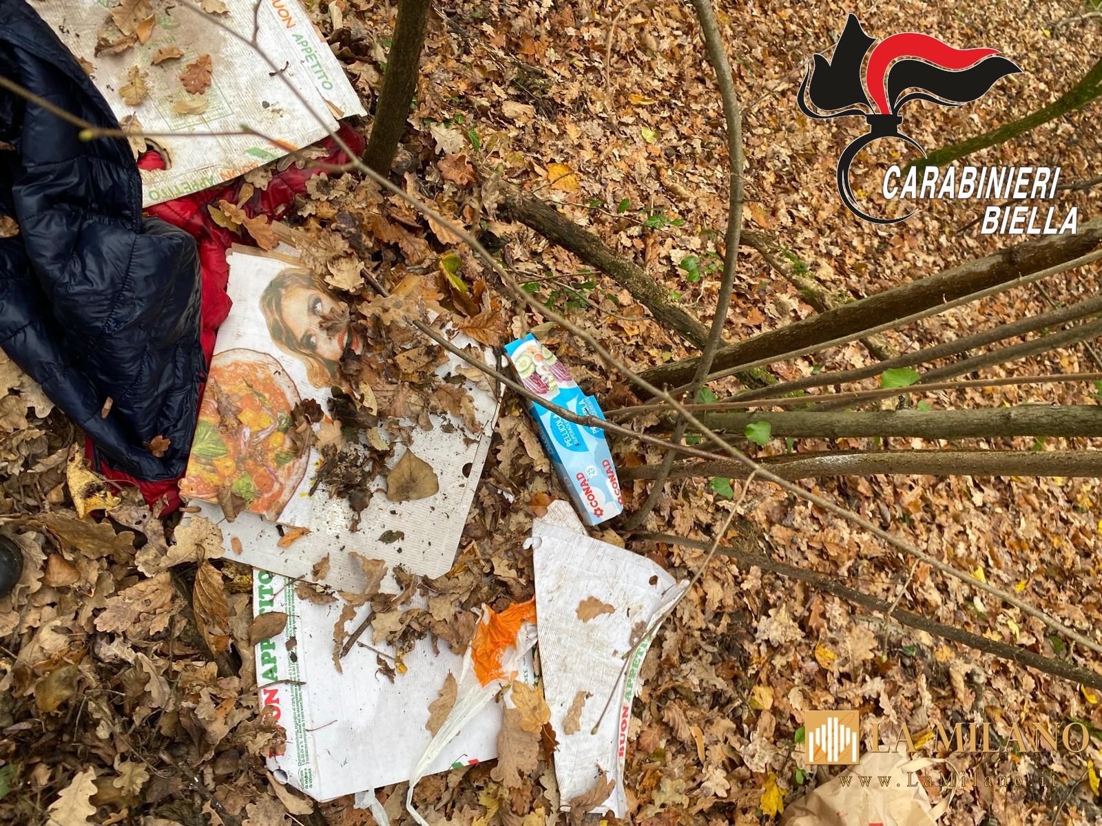 Biella, Carabinieri a cavallo contro lo spaccio nei boschi: scoperti bivacchi e flusso di clienti in calo