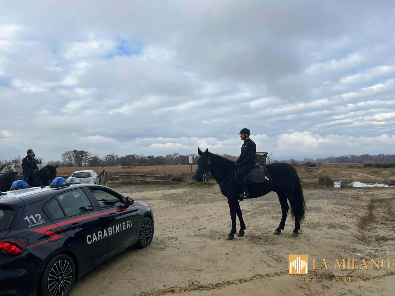 Biella, Carabinieri a cavallo contro lo spaccio nei boschi: scoperti bivacchi e flusso di clienti in calo