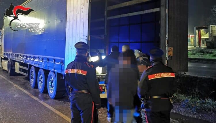 Modena, banda specializzata nei furti di trattori: quattro arresti. Recuperati 28 mezzi e refurtiva per 2,5 milioni