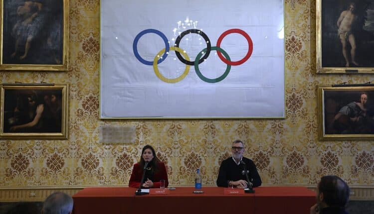 Milano accende il Natale 2025: oltre 30 installazioni luminose e l’Albero dei Giochi di Milano Cortina 2026 in piazza Duomo