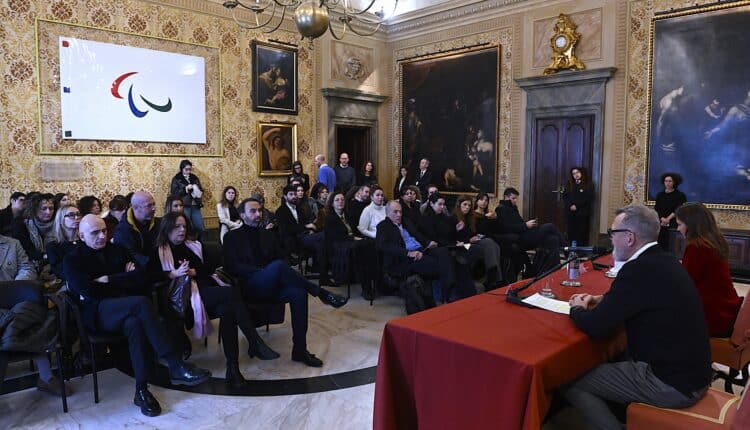 Milano accende il Natale 2025: oltre 30 installazioni luminose e l’Albero dei Giochi di Milano Cortina 2026 in piazza Duomo