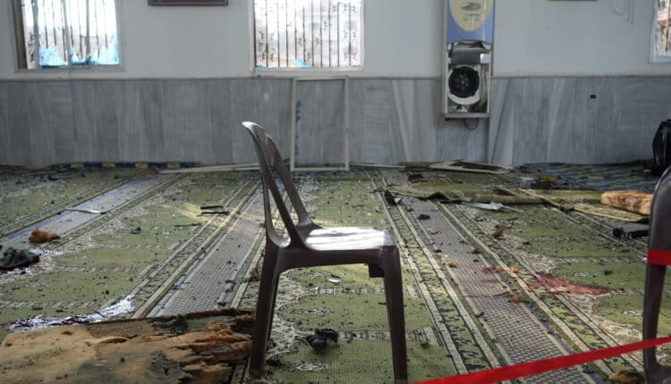 Attentato in Siria, esplosione in una moschea a Homs: otto morti e decine di feriti durante la preghiera del venerdì