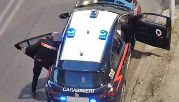 Ravenna, finge di chiedere aiuto e aggredisce i Carabinieri: arrestato un 27enne