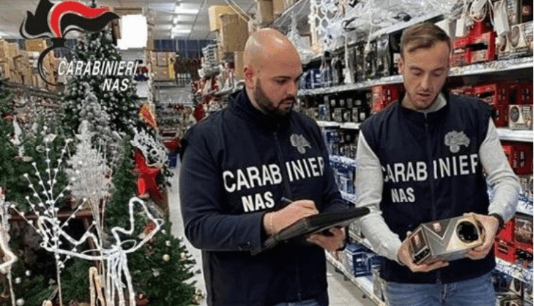 Salerno: Nas sequestrano addobbi natalizi e alimenti non conformi.