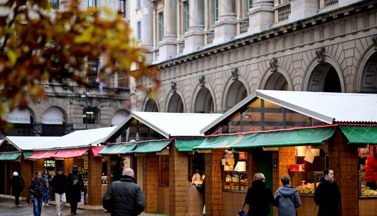 Milano inaugura il Mercatino di Natale in Duomo 2025: 78 baite, artigianato, tipicità e solidarietà