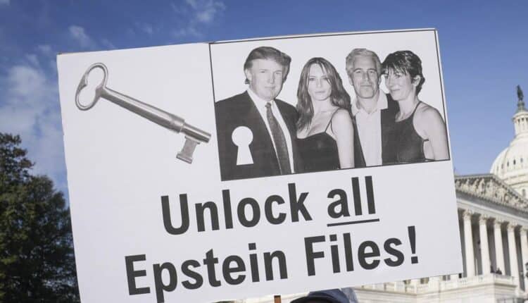 Epstein files, l’archivio che divide l’America: documenti oscurati, accuse di insabbiamento e il fronte politico in fiamme.