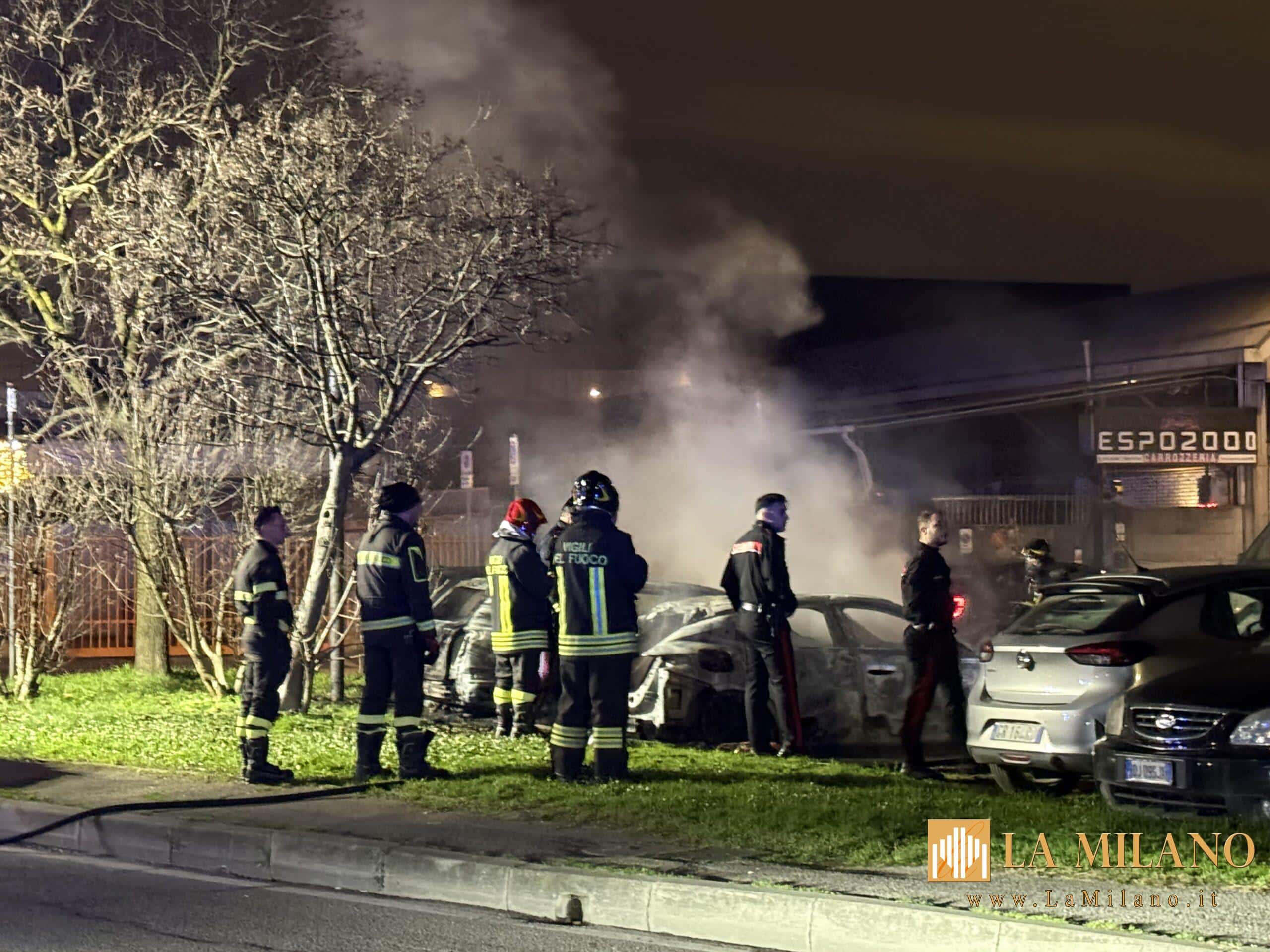 Cologno Monzese, auto in fiamme nella notte: incendio distrugge tre vetture in un parcheggio di via Mascagni