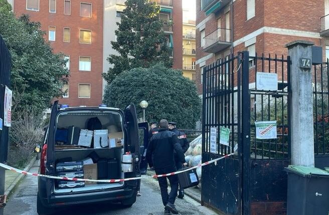 Giallo a Milano, donna trovata morta nel cortile di un palazzo: la Procura indaga per omicidio