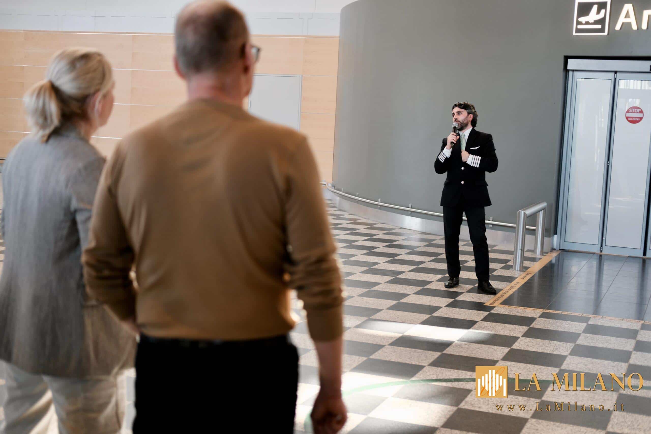 n azione con Det Flyvende Teater all aeroporto di Billund