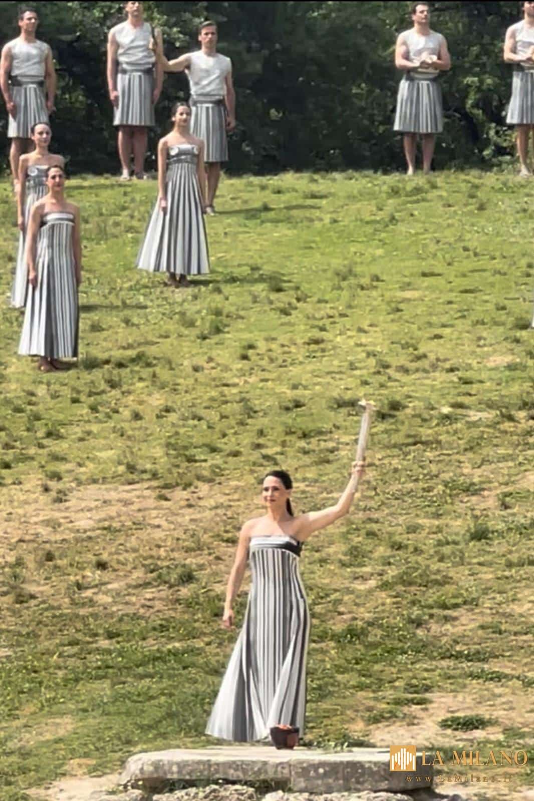 La fiamma olimpica oggi a Pisa: accensione del braciere in piazza Duomo