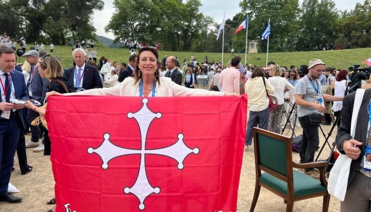 La fiamma olimpica oggi a Pisa: accensione del braciere in piazza Duomo