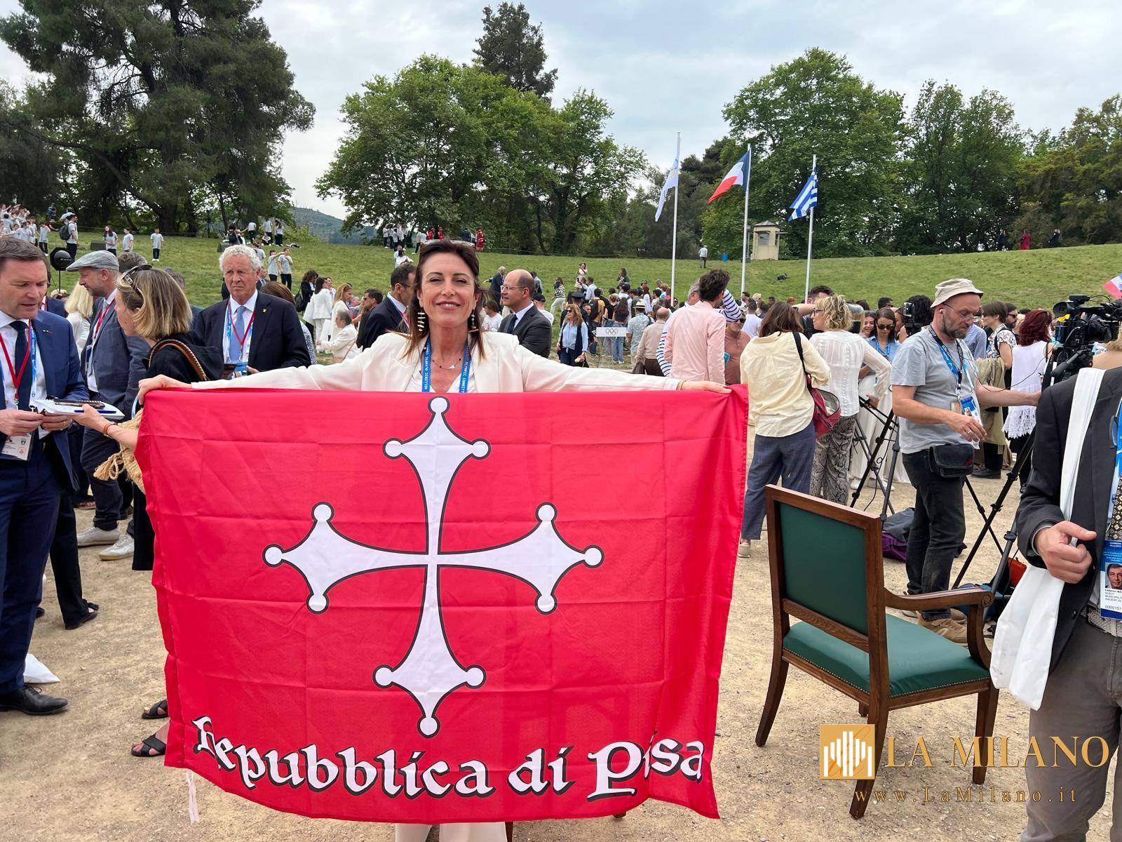 La fiamma olimpica oggi a Pisa: accensione del braciere in piazza Duomo