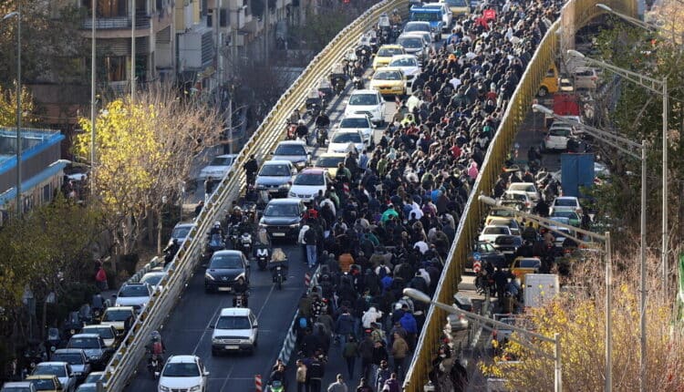 Iran in rivolta per il carovita: proteste da Teheran a Isfahan, attaccato il palazzo del governatore a Fasa.