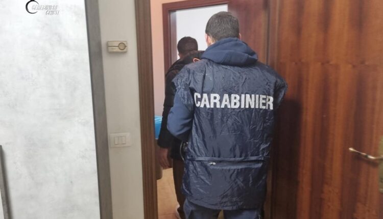 Maxi truffa telematica ai danni di un anziano: smantellata rete di smishing tra Campania e Toscana