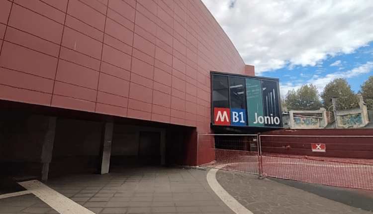 Roma, studentessa di 23 anni stuprata da 3 nordafricani davanti alla metro Jonio