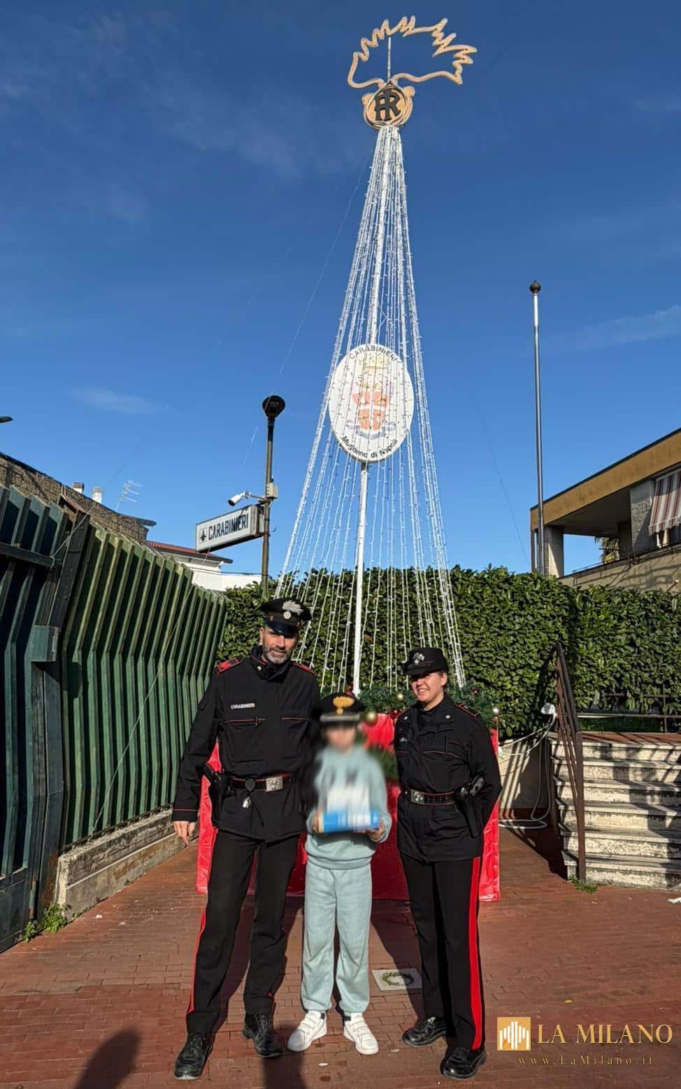 Mugnano di Napoli, vende libri e disegni per comprare un regalo alla sorellina: un bambino di 11 anni commuove i Carabinieri.