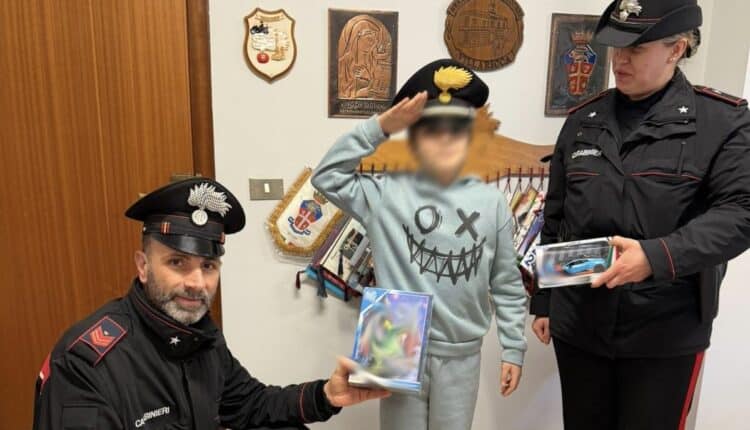 Mugnano di Napoli, vende libri e disegni per comprare un regalo alla sorellina: un bambino di 11 anni commuove i Carabinieri.