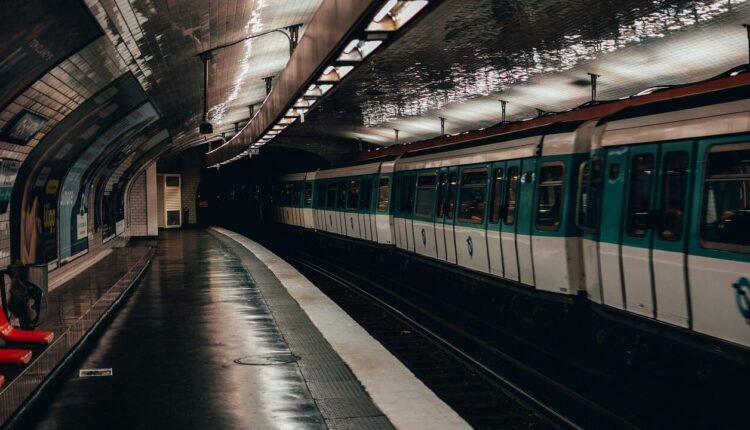 Paura nella metropolitana di Parigi: tre donne accoltellate sulla linea 3, arrestato l’aggressore.
