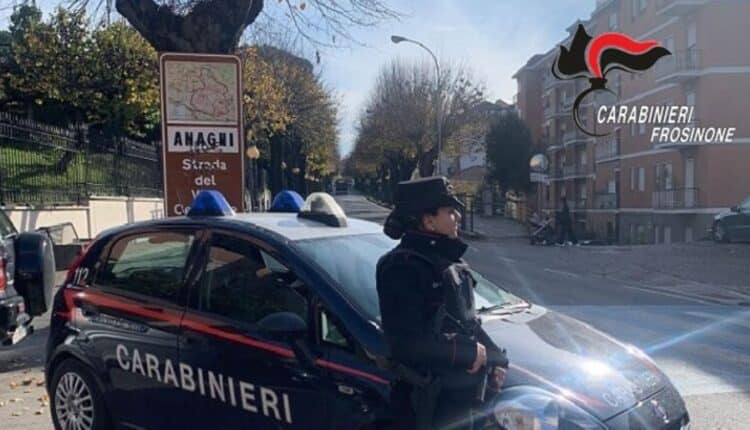Anagni, minacce e aggressioni alla madre per ottenere denaro per la droga: 36enne sottoposto a divieto di avvicinamento con braccialetto elettronico