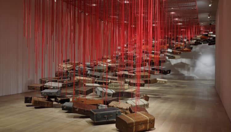 Il MAO Museo d’Arte Orientale di Torino presenta “Chiharu Shiota: The Soul Trembles”, una delle più grandi e importanti esposizioni monografiche dedicate all’artista giapponese. Curata da Mami Kataoka, direttrice del Mori Art Museum e ideatrice del progetto originale, insieme a Davide Quadrio, direttore del MAO, la mostra arriva in anteprima nazionale e, per la prima volta in assoluto, in un museo di arte asiatica italiano, dopo un tour internazionale in istituzioni prestigiose come il Grand Palais di Parigi, il Busan Museum of Art, il Long Museum West Bund di Shanghai, la Queensland Art Gallery di Brisbane e lo Shenzhen Art Museum. Un progetto imponente e poetico, che ripercorre l’intera carriera di Shiota attraverso disegni, fotografie, sculture e alcune delle sue più celebri e suggestive installazioni ambientali, celebri in tutto il mondo per la loro capacità di avvolgere, sospendere e trasformare lo spazio. Un viaggio immersivo tra fili, memorie e domande universali Il percorso espositivo si configura come una grande installazione diffusa, che si espande dalle sale temporanee alle gallerie permanenti del museo, creando un dialogo sensibile con le collezioni asiatiche del MAO. Le opere di Chiharu Shiota affrontano temi come memoria, identità, relazione con l’altro, tempo, assenza, vita e morte, esplorando l’intangibile attraverso trame visive di straordinaria forza emotiva. I celebri fili rossi o neri, intrecciati in grandi strutture spaziali, diventano metafora di legami, fragilità e tensioni interiori. Tra le opere più iconiche presenti in mostra: Where Are We Going? (2017) – il motivo della barca, ricorrente nella poetica di Shiota, evoca destini incerti e futuri in divenire. Uncertain Journey (2016) – scheletri di imbarcazioni immerse in una rete di fili rossi, simbolo degli incontri e delle traiettorie che costellano ogni percorso umano. In Silence (2008) – un pianoforte bruciato e sedute per un pubblico fantasma avvolti da fili neri: il silenzio dopo la distruzione. Reflection of Space and Time (2018) – un abito e la sua immagine riflessa che interrogano la presenza nell’assenza. Inside – Outside (2009) – un’opera sul confine tra interno ed esterno, privato e pubblico, Oriente e Occidente. Accumulation – Searching for the Destination (2021) – una monumentale installazione composta da centinaia di valigie oscillanti, simbolo di viaggio, memoria, migrazione. Le voci dei curatori: un dialogo tra esistenza e collezioni asiatiche “Siamo stati portati a riflettere sulla vita, sulla morte e sulla natura dell’esistenza,” afferma Mami Kataoka, ricordando come la mostra, inaugurata nel 2019 a Tokyo, abbia attraversato anni segnati dalla pandemia e da conflitti globali. Per Davide Quadrio, la mostra segna un passo importante nella trasformazione del MAO: “Da museo di arte antica a luogo del contemporaneo, di cura e di tempo lento.” Le installazioni di Shiota, monumentali e intime allo stesso tempo, trasformano il museo in un organismo vivo, in continua evoluzione. Public Programme, attività educative e catalogo bilingue Come tutte le grandi produzioni del MAO, anche “The Soul Trembles” sarà accompagnata da: public programme musicale e performativo proiezioni, incontri e conferenze laboratori per scuole, famiglie e adulti percorsi accessibili in International Signs, grazie alla collaborazione con l’Istituto dei Sordi di Torino La mostra è inoltre accompagnata da un catalogo bilingue italiano-inglese edito da Silvana Editoriale, con testi di Kataoka e Quadrio e contributi di studiosi internazionali. Un nuovo capitolo: un’opera inedita al MUDEC di Milano Dal 19 novembre 2025, un’opera inedita di Chiharu Shiota, The Moment the Snow Melts, sarà visibile al MUDEC di Milano nell’ambito del progetto “Il senso della neve”. Una riflessione sulla precarietà della neve come metafora della natura effimera delle relazioni umane. Biografie Chiharu Shiota (Osaka, 1972) Artista riconosciuta a livello internazionale, vive e lavora a Berlino. Vincitrice del Premio all’Incoraggiamento delle Arti del Ministero giapponese della Cultura (2008, 2024), è stata protagonista di mostre in istituzioni di primo piano e ha rappresentato il Giappone alla 56ª Biennale di Venezia. Mami Kataoka Direttrice del Mori Art Museum dal 2020, alla guida anche del National Center for Art Research e dell’ICA Kyoto. È stata direttrice artistica di biennali internazionali e presidente del CIMAM.