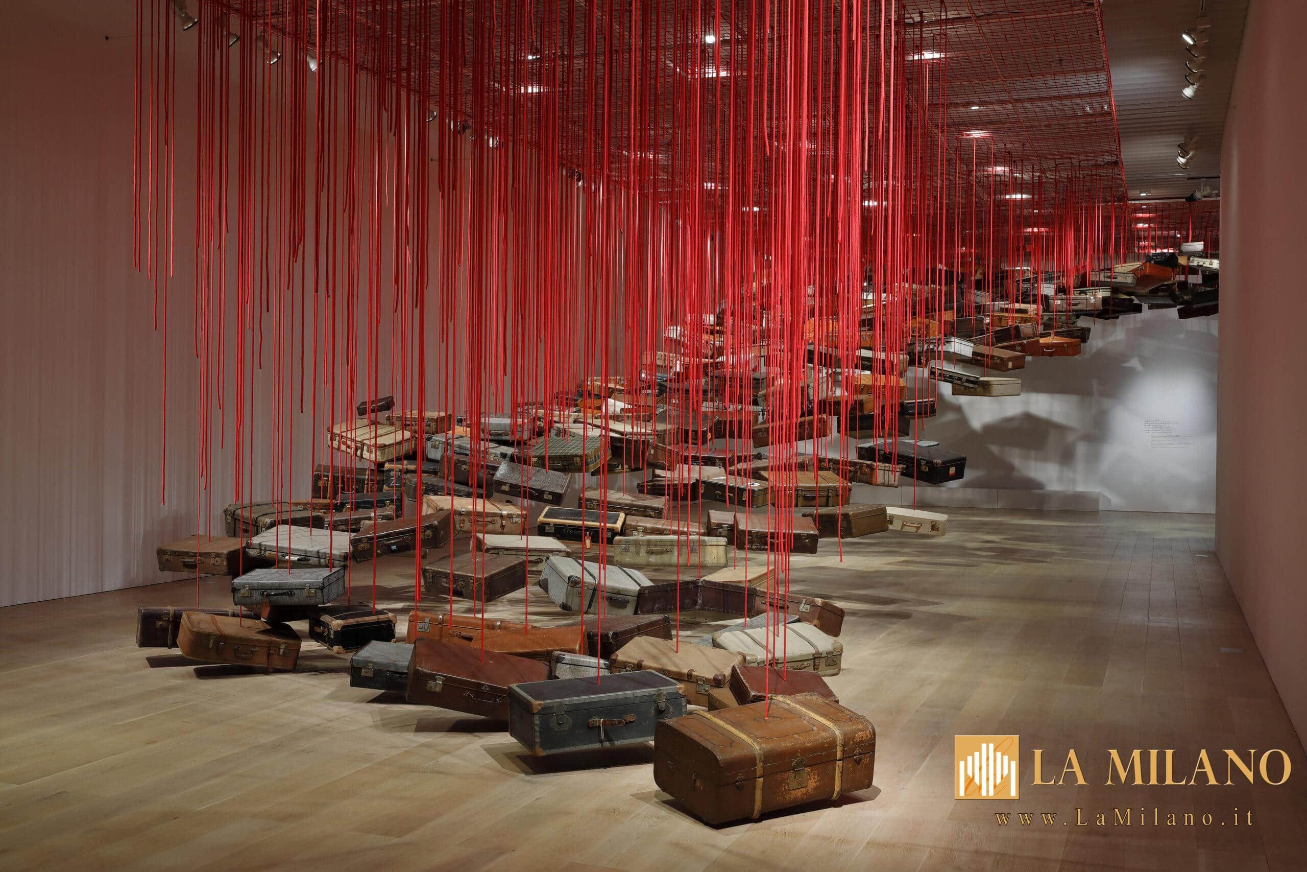 Il MAO Museo d’Arte Orientale di Torino presenta “Chiharu Shiota: The Soul Trembles”, una delle più grandi e importanti esposizioni monografiche dedicate all’artista giapponese. Curata da Mami Kataoka, direttrice del Mori Art Museum e ideatrice del progetto originale, insieme a Davide Quadrio, direttore del MAO, la mostra arriva in anteprima nazionale e, per la prima volta in assoluto, in un museo di arte asiatica italiano, dopo un tour internazionale in istituzioni prestigiose come il Grand Palais di Parigi, il Busan Museum of Art, il Long Museum West Bund di Shanghai, la Queensland Art Gallery di Brisbane e lo Shenzhen Art Museum. Un progetto imponente e poetico, che ripercorre l’intera carriera di Shiota attraverso disegni, fotografie, sculture e alcune delle sue più celebri e suggestive installazioni ambientali, celebri in tutto il mondo per la loro capacità di avvolgere, sospendere e trasformare lo spazio. Un viaggio immersivo tra fili, memorie e domande universali Il percorso espositivo si configura come una grande installazione diffusa, che si espande dalle sale temporanee alle gallerie permanenti del museo, creando un dialogo sensibile con le collezioni asiatiche del MAO. Le opere di Chiharu Shiota affrontano temi come memoria, identità, relazione con l’altro, tempo, assenza, vita e morte, esplorando l’intangibile attraverso trame visive di straordinaria forza emotiva. I celebri fili rossi o neri, intrecciati in grandi strutture spaziali, diventano metafora di legami, fragilità e tensioni interiori. Tra le opere più iconiche presenti in mostra: Where Are We Going? (2017) – il motivo della barca, ricorrente nella poetica di Shiota, evoca destini incerti e futuri in divenire. Uncertain Journey (2016) – scheletri di imbarcazioni immerse in una rete di fili rossi, simbolo degli incontri e delle traiettorie che costellano ogni percorso umano. In Silence (2008) – un pianoforte bruciato e sedute per un pubblico fantasma avvolti da fili neri: il silenzio dopo la distruzione. Reflection of Space and Time (2018) – un abito e la sua immagine riflessa che interrogano la presenza nell’assenza. Inside – Outside (2009) – un’opera sul confine tra interno ed esterno, privato e pubblico, Oriente e Occidente. Accumulation – Searching for the Destination (2021) – una monumentale installazione composta da centinaia di valigie oscillanti, simbolo di viaggio, memoria, migrazione. Le voci dei curatori: un dialogo tra esistenza e collezioni asiatiche “Siamo stati portati a riflettere sulla vita, sulla morte e sulla natura dell’esistenza,” afferma Mami Kataoka, ricordando come la mostra, inaugurata nel 2019 a Tokyo, abbia attraversato anni segnati dalla pandemia e da conflitti globali. Per Davide Quadrio, la mostra segna un passo importante nella trasformazione del MAO: “Da museo di arte antica a luogo del contemporaneo, di cura e di tempo lento.” Le installazioni di Shiota, monumentali e intime allo stesso tempo, trasformano il museo in un organismo vivo, in continua evoluzione. Public Programme, attività educative e catalogo bilingue Come tutte le grandi produzioni del MAO, anche “The Soul Trembles” sarà accompagnata da: public programme musicale e performativo proiezioni, incontri e conferenze laboratori per scuole, famiglie e adulti percorsi accessibili in International Signs, grazie alla collaborazione con l’Istituto dei Sordi di Torino La mostra è inoltre accompagnata da un catalogo bilingue italiano-inglese edito da Silvana Editoriale, con testi di Kataoka e Quadrio e contributi di studiosi internazionali. Un nuovo capitolo: un’opera inedita al MUDEC di Milano Dal 19 novembre 2025, un’opera inedita di Chiharu Shiota, The Moment the Snow Melts, sarà visibile al MUDEC di Milano nell’ambito del progetto “Il senso della neve”. Una riflessione sulla precarietà della neve come metafora della natura effimera delle relazioni umane. Biografie Chiharu Shiota (Osaka, 1972) Artista riconosciuta a livello internazionale, vive e lavora a Berlino. Vincitrice del Premio all’Incoraggiamento delle Arti del Ministero giapponese della Cultura (2008, 2024), è stata protagonista di mostre in istituzioni di primo piano e ha rappresentato il Giappone alla 56ª Biennale di Venezia. Mami Kataoka Direttrice del Mori Art Museum dal 2020, alla guida anche del National Center for Art Research e dell’ICA Kyoto. È stata direttrice artistica di biennali internazionali e presidente del CIMAM.