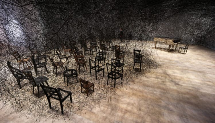 Il MAO Museo d’Arte Orientale di Torino presenta “Chiharu Shiota: The Soul Trembles”, una delle più grandi e importanti esposizioni monografiche dedicate all’artista giapponese. Curata da Mami Kataoka, direttrice del Mori Art Museum e ideatrice del progetto originale, insieme a Davide Quadrio, direttore del MAO, la mostra arriva in anteprima nazionale e, per la prima volta in assoluto, in un museo di arte asiatica italiano, dopo un tour internazionale in istituzioni prestigiose come il Grand Palais di Parigi, il Busan Museum of Art, il Long Museum West Bund di Shanghai, la Queensland Art Gallery di Brisbane e lo Shenzhen Art Museum. Un progetto imponente e poetico, che ripercorre l’intera carriera di Shiota attraverso disegni, fotografie, sculture e alcune delle sue più celebri e suggestive installazioni ambientali, celebri in tutto il mondo per la loro capacità di avvolgere, sospendere e trasformare lo spazio. Un viaggio immersivo tra fili, memorie e domande universali Il percorso espositivo si configura come una grande installazione diffusa, che si espande dalle sale temporanee alle gallerie permanenti del museo, creando un dialogo sensibile con le collezioni asiatiche del MAO. Le opere di Chiharu Shiota affrontano temi come memoria, identità, relazione con l’altro, tempo, assenza, vita e morte, esplorando l’intangibile attraverso trame visive di straordinaria forza emotiva. I celebri fili rossi o neri, intrecciati in grandi strutture spaziali, diventano metafora di legami, fragilità e tensioni interiori. Tra le opere più iconiche presenti in mostra: Where Are We Going? (2017) – il motivo della barca, ricorrente nella poetica di Shiota, evoca destini incerti e futuri in divenire. Uncertain Journey (2016) – scheletri di imbarcazioni immerse in una rete di fili rossi, simbolo degli incontri e delle traiettorie che costellano ogni percorso umano. In Silence (2008) – un pianoforte bruciato e sedute per un pubblico fantasma avvolti da fili neri: il silenzio dopo la distruzione. Reflection of Space and Time (2018) – un abito e la sua immagine riflessa che interrogano la presenza nell’assenza. Inside – Outside (2009) – un’opera sul confine tra interno ed esterno, privato e pubblico, Oriente e Occidente. Accumulation – Searching for the Destination (2021) – una monumentale installazione composta da centinaia di valigie oscillanti, simbolo di viaggio, memoria, migrazione. Le voci dei curatori: un dialogo tra esistenza e collezioni asiatiche “Siamo stati portati a riflettere sulla vita, sulla morte e sulla natura dell’esistenza,” afferma Mami Kataoka, ricordando come la mostra, inaugurata nel 2019 a Tokyo, abbia attraversato anni segnati dalla pandemia e da conflitti globali. Per Davide Quadrio, la mostra segna un passo importante nella trasformazione del MAO: “Da museo di arte antica a luogo del contemporaneo, di cura e di tempo lento.” Le installazioni di Shiota, monumentali e intime allo stesso tempo, trasformano il museo in un organismo vivo, in continua evoluzione. Public Programme, attività educative e catalogo bilingue Come tutte le grandi produzioni del MAO, anche “The Soul Trembles” sarà accompagnata da: public programme musicale e performativo proiezioni, incontri e conferenze laboratori per scuole, famiglie e adulti percorsi accessibili in International Signs, grazie alla collaborazione con l’Istituto dei Sordi di Torino La mostra è inoltre accompagnata da un catalogo bilingue italiano-inglese edito da Silvana Editoriale, con testi di Kataoka e Quadrio e contributi di studiosi internazionali. Un nuovo capitolo: un’opera inedita al MUDEC di Milano Dal 19 novembre 2025, un’opera inedita di Chiharu Shiota, The Moment the Snow Melts, sarà visibile al MUDEC di Milano nell’ambito del progetto “Il senso della neve”. Una riflessione sulla precarietà della neve come metafora della natura effimera delle relazioni umane. Biografie Chiharu Shiota (Osaka, 1972) Artista riconosciuta a livello internazionale, vive e lavora a Berlino. Vincitrice del Premio all’Incoraggiamento delle Arti del Ministero giapponese della Cultura (2008, 2024), è stata protagonista di mostre in istituzioni di primo piano e ha rappresentato il Giappone alla 56ª Biennale di Venezia. Mami Kataoka Direttrice del Mori Art Museum dal 2020, alla guida anche del National Center for Art Research e dell’ICA Kyoto. È stata direttrice artistica di biennali internazionali e presidente del CIMAM.